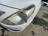 الأنوار الأمامية اليمين