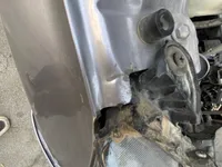 الأنوار الأمامية اليمين