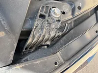 الأنوار الأمامية اليسار