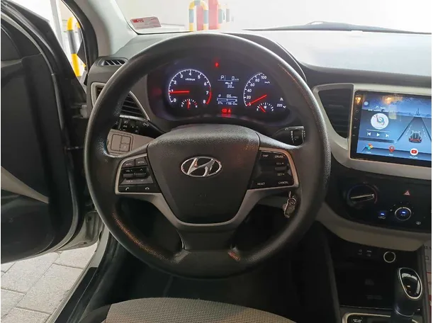 Car image 17
