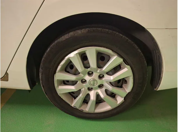 Car image 9