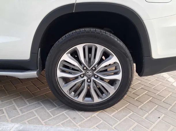 Car image 9