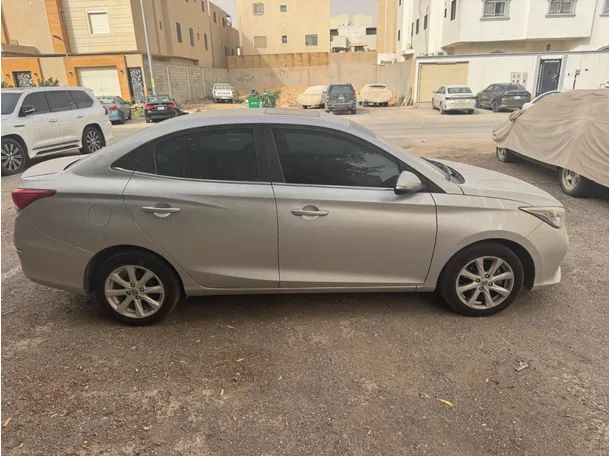 Car image 4