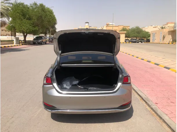 Car image 19