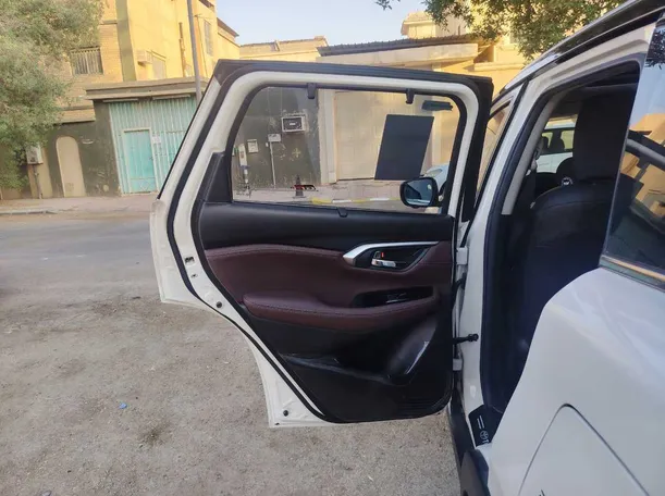 Car image 15