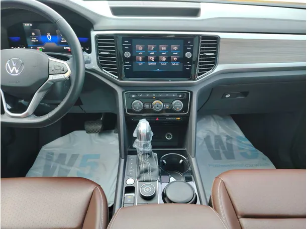 Car image 18