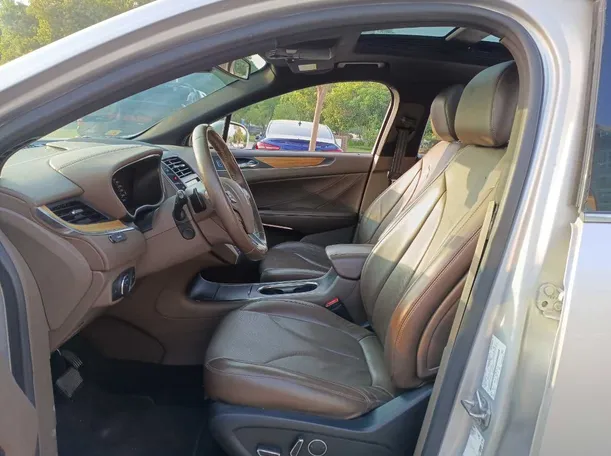 Car image 12