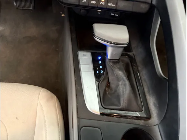 Car image 12
