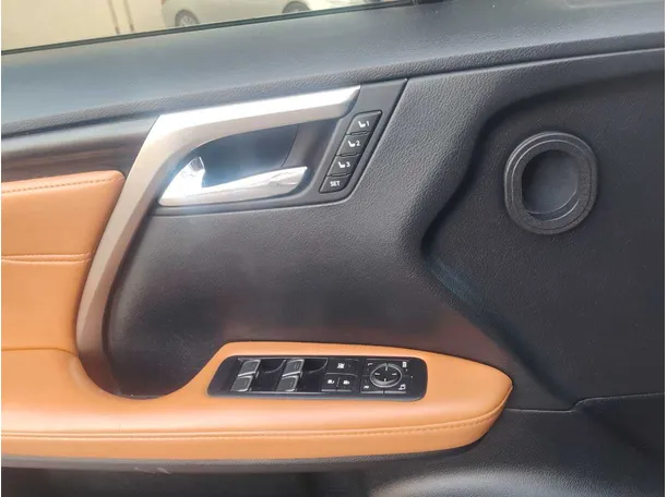 Car image 28