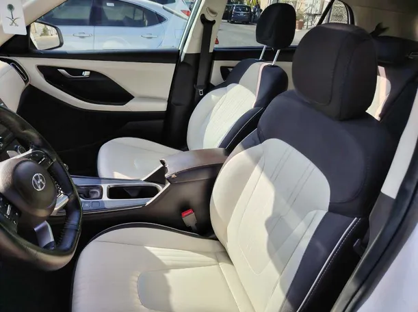 Car image 14