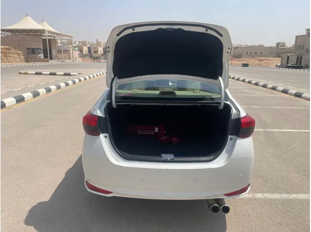 Car image 19