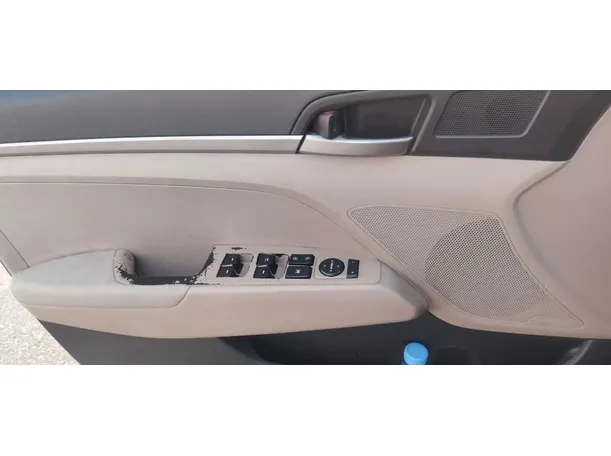 Car image 25