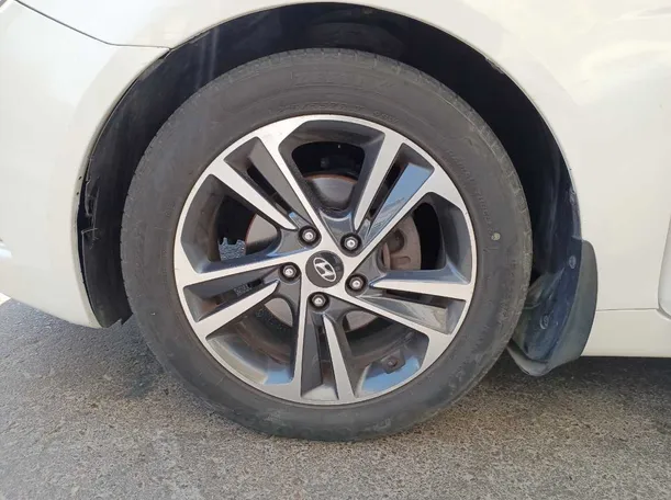 Car image 9
