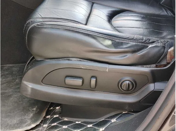 Car image 30