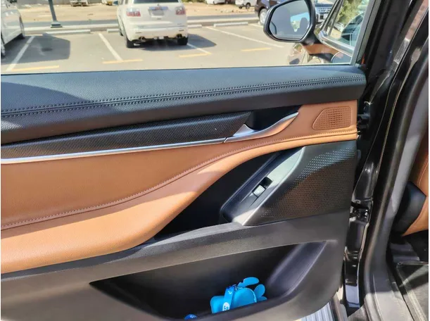 Car image 26
