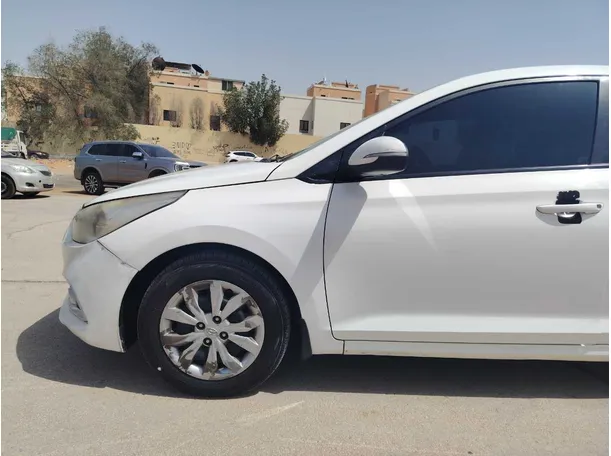 Car image 9