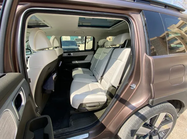 Car image 14