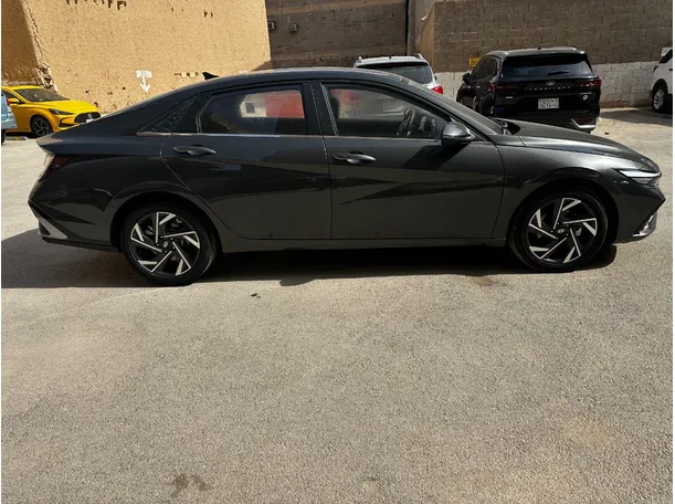Car image 4