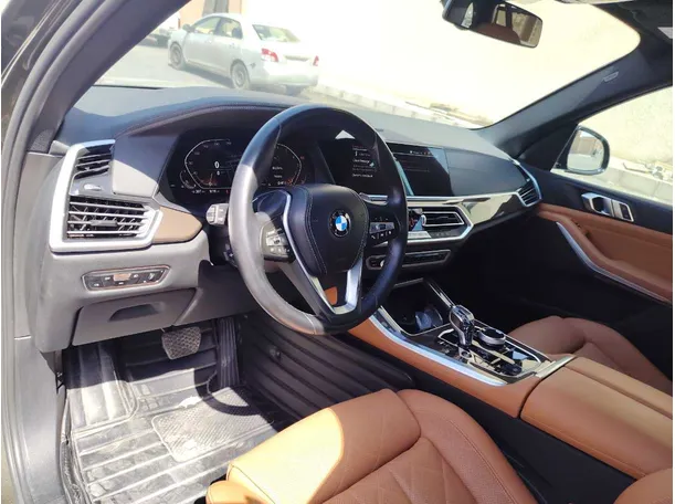 Car image 12