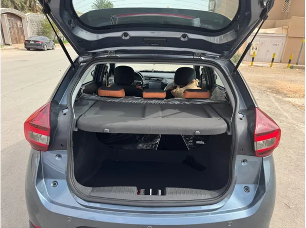 Car image 14