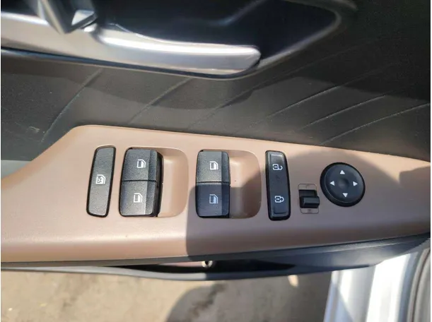 Car image 34