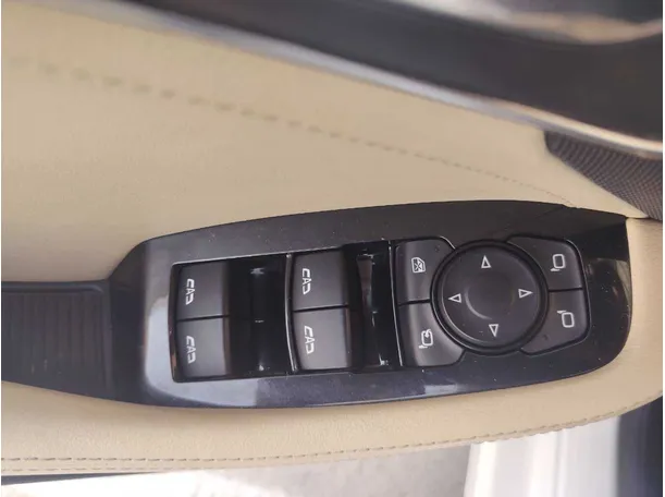 Car image 28