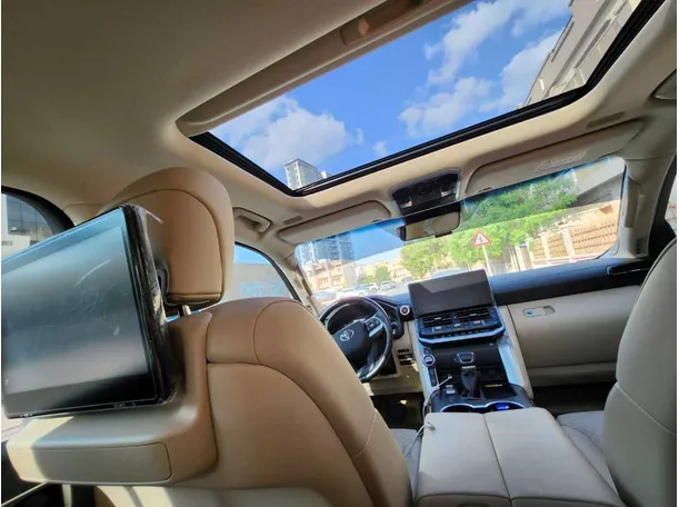 Car image 10