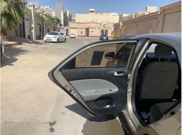 Car image 14