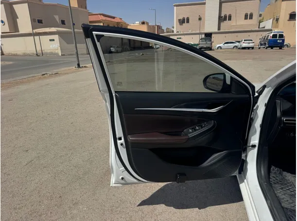 Car image 10