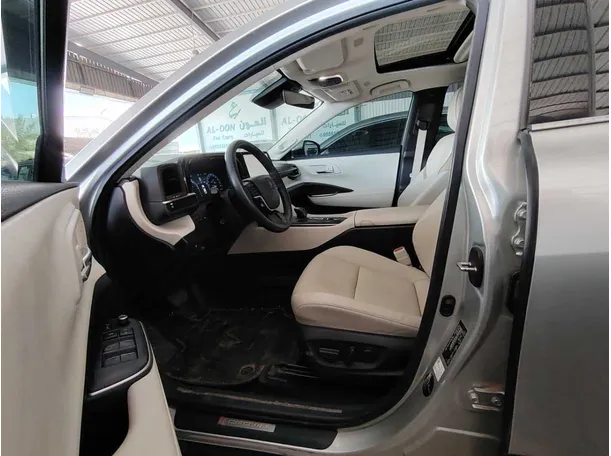 Car image 15