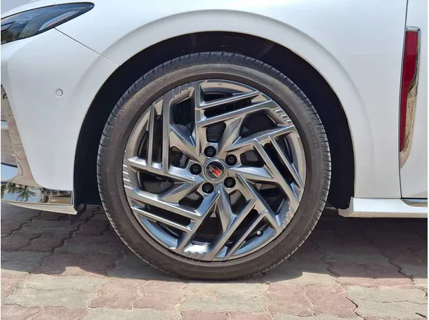 Car image 9