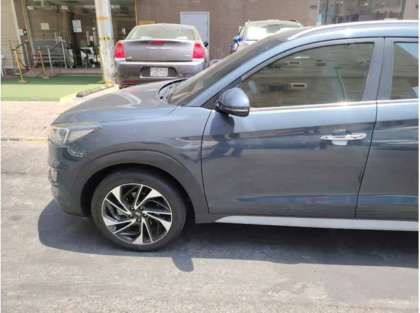 Car image 9