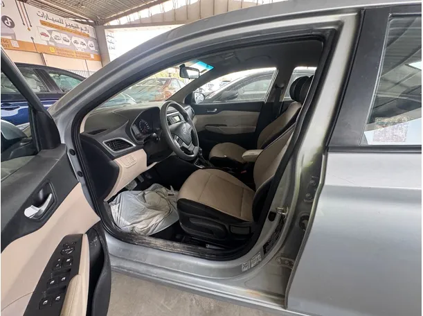 Car image 9