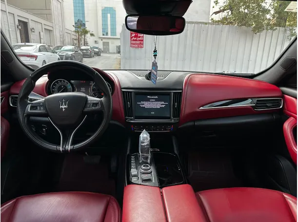 Car image 18