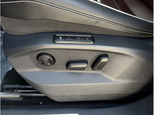 Car image 25