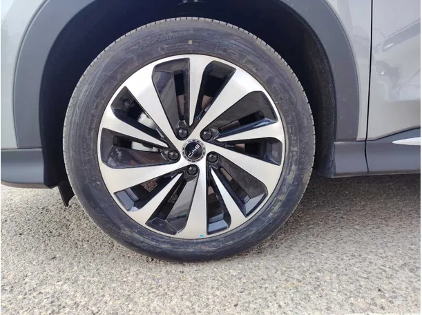 Car image 10