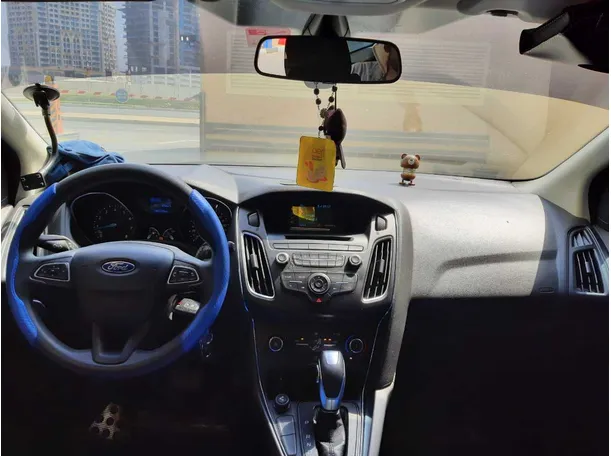 Car image 14