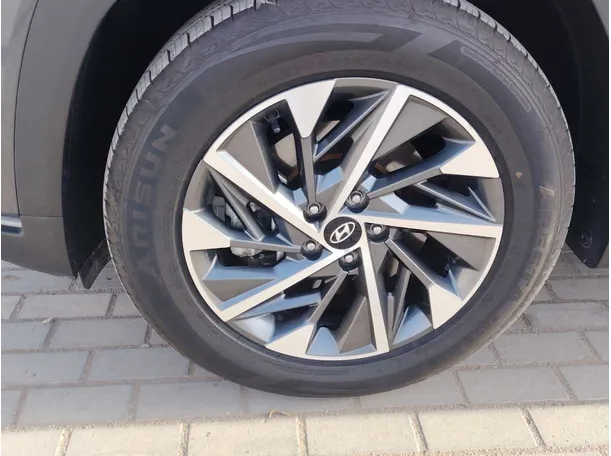 Car image 10