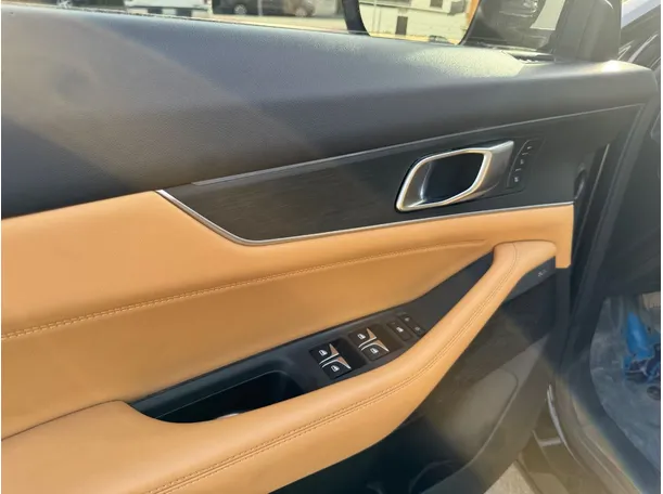 Car image 26