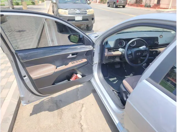 Car image 11