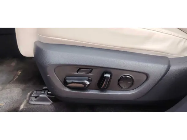 Car image 34