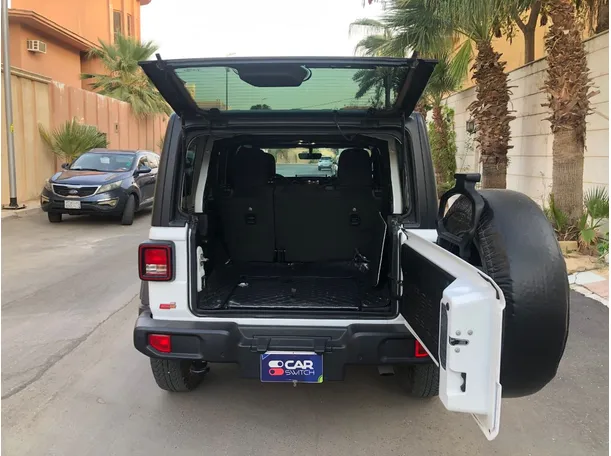 Car image 20