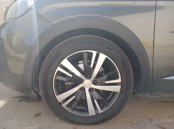 Car image 9