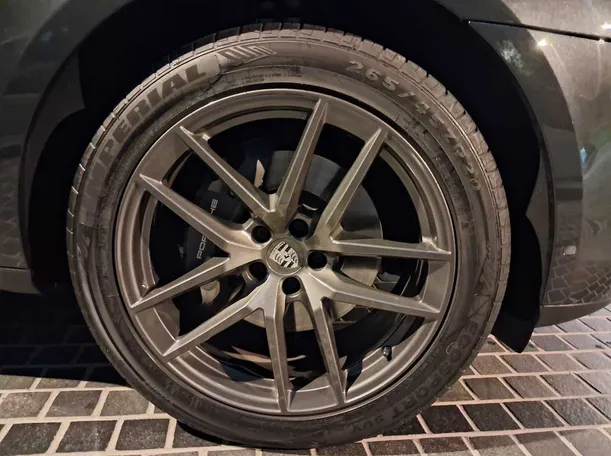 Car image 9