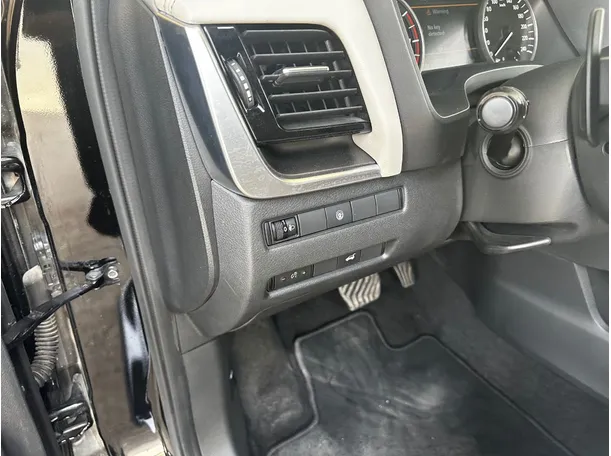 Car image 26