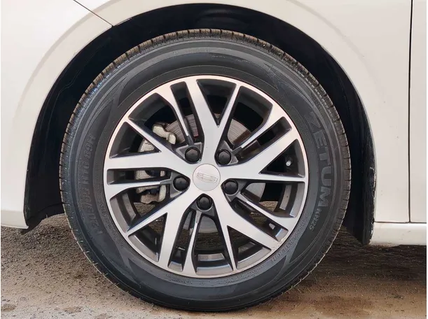 Car image 9