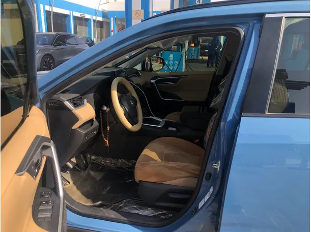 Car image 12