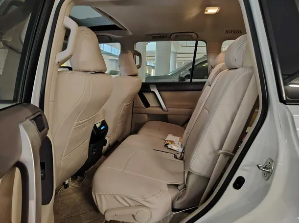 Car image 19