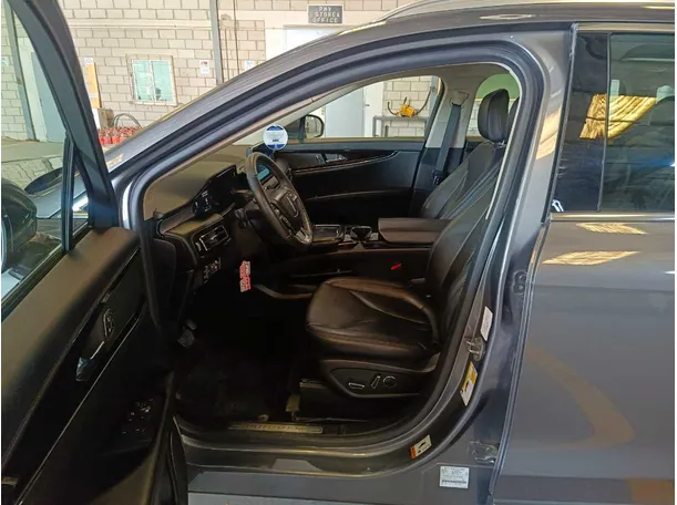 Car image 13