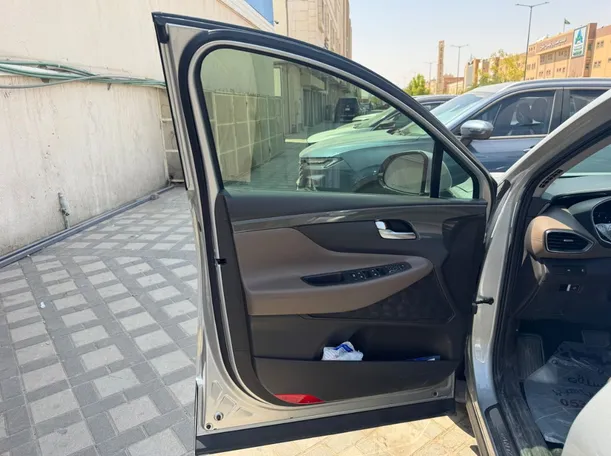 Car image 10
